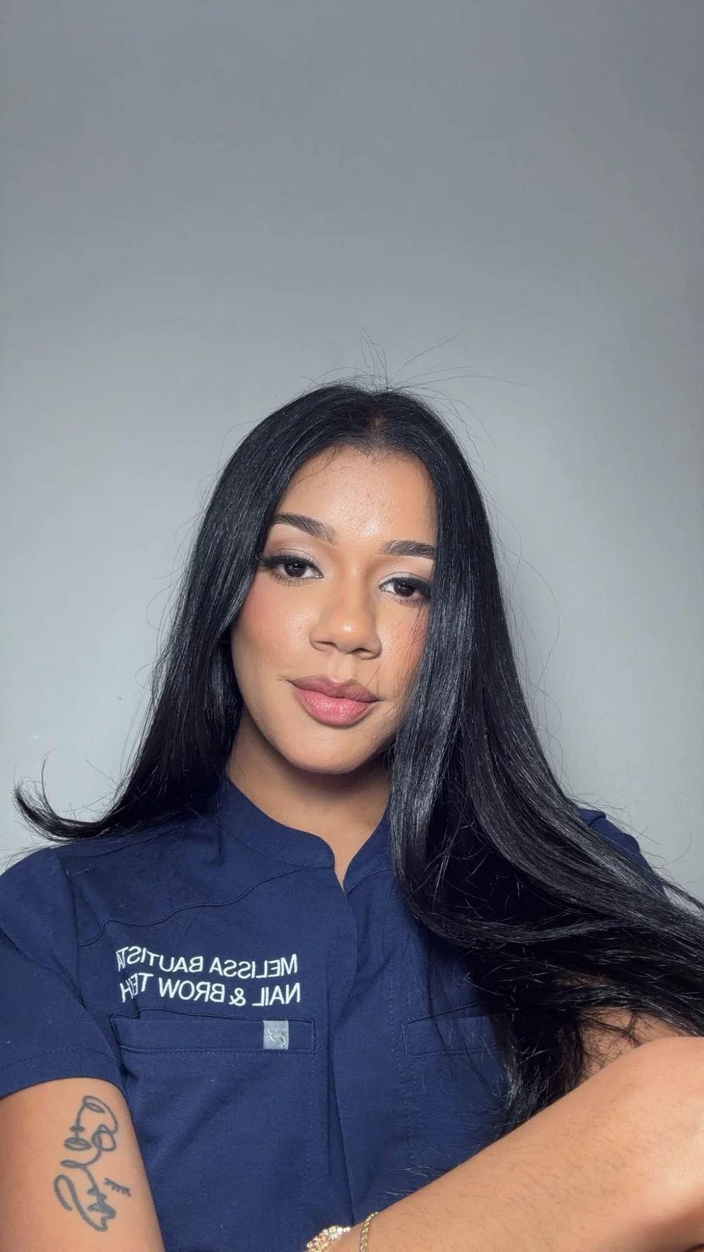 Melissa con su uniforme de Monse Beauty Studio
